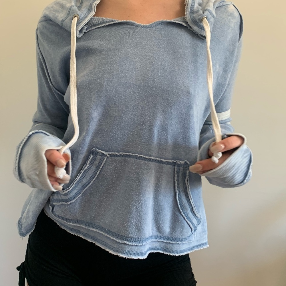 Long sleeve, light shirt with drawstrings and hood